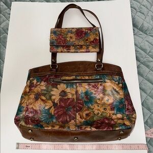 Patricia Nash fresco  bouquet 
 Tote Bag & Wallet in Multi Floral Leather guc